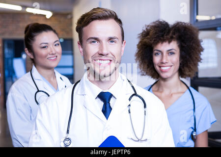 Ärzteteam lächelnd im Krankenhaus Stockfoto