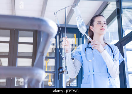 Arzt halten die Infusion Stockfoto