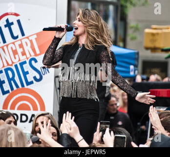 New York City, NY, USA. 16. Juni 2017. Shania Twain führt auf NBC "Today" Show Konzertreihe am Rockefeller Plaza. Stockfoto
