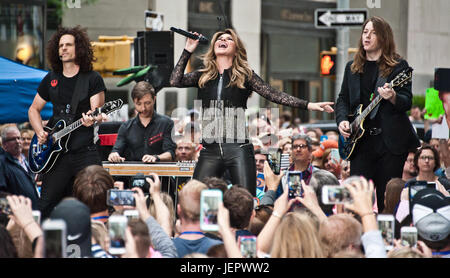 New York City, NY, USA. 16. Juni 2017. Shania Twain führt auf NBC "Today" Show Konzertreihe am Rockefeller Plaza. Stockfoto