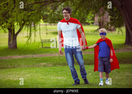 Vater und Sohn, die vorgibt, Superheld Stockfoto