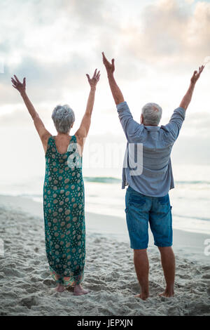 Älteres Paar, die ihre Arme Stockfoto