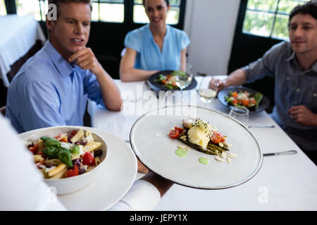 Kellner servieren Mahlzeit, Gruppe von Freunden Stockfoto