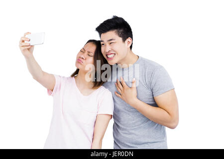 Junges Paar unter einem Selfie auf smartphone Stockfoto