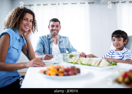Familie am Frühstückstisch sitzen Stockfoto