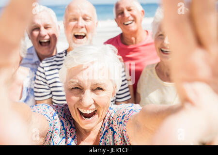 Ältere Freunde unter selfie Stockfoto