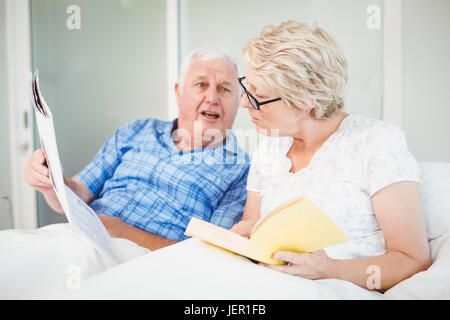 Ältere Frau liest Zeitung Stockfoto