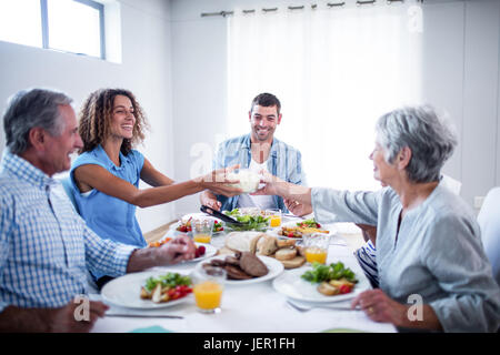 Glückliche Familie zusammen frühstücken Stockfoto