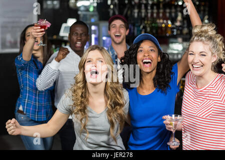 Glückliche Freunde beobachten sport Stockfoto