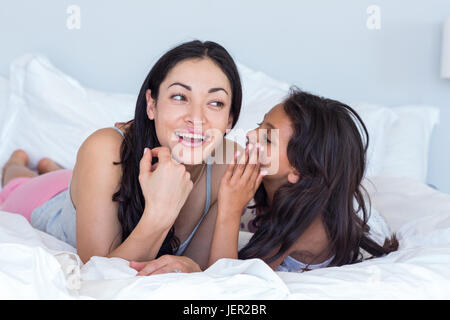 Frau mit ihrer Tochter entspannend Stockfoto