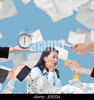Zusammengesetztes Bild von Hand mit Wecker Stockfoto