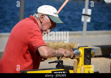 Sonderborg, Dänemark - 20. Juni 2017: Mann im roten t-Shirt arbeitet mit einer Drehbank. Stockfoto