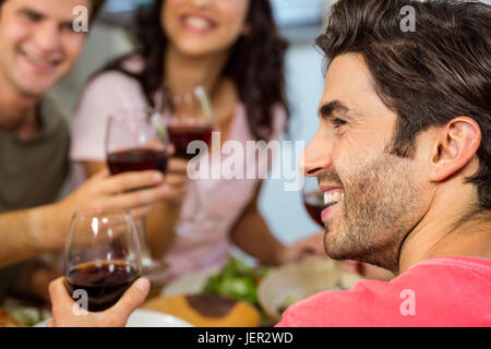 Mann in Rotwein Stockfoto