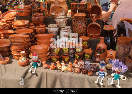 Handgemachte Keramik wurde am Markt als Teil des Škofja Loka-Festival der Geschichte verkauft. Stockfoto