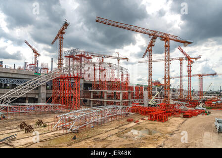 Baukräne auf Autobahn Baustelle in Asien arbeiten Stockfoto