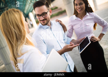 Bild von jungen attraktiven Geschäftspartner steht im freien Stockfoto