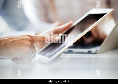 Nahaufnahme Bild der Geschäftsmann mit Tablet auf Schreibtisch Stockfoto