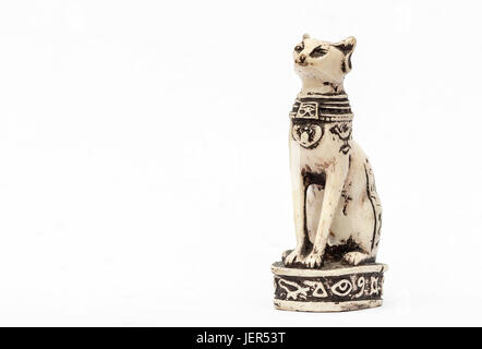 Statue der ägyptischen Katze in der Nähe auf einem weißen Hintergrund. Stockfoto