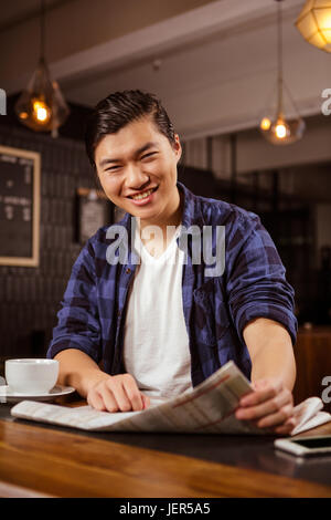 Hipster Mann lesen Zeitung Stockfoto