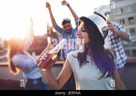 Glücklich fröhliche Freunde Spaß mal zusammen und trinken zu verbringen Stockfoto