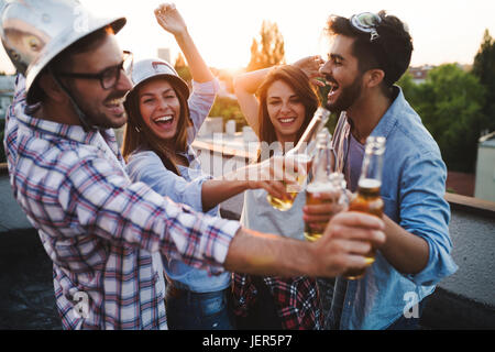 Glücklich fröhliche Freunde Spaß mal zusammen und trinken zu verbringen Stockfoto