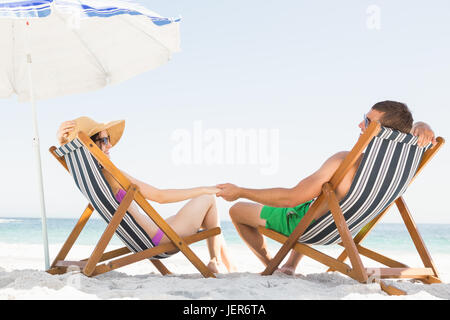 Brautpaar sitzend auf Liegestuhl Stockfoto