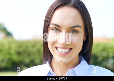 Outdoor Portrait Frau mit perfekten Zähnen und schönes Lächeln Stockfoto