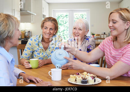 Gruppe von verschiedenen Alter Freundinnen treffen zu Hause Stockfoto
