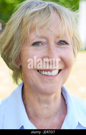 Im freien Kopf und Schultern Portrait Of Senior Woman Stockfoto