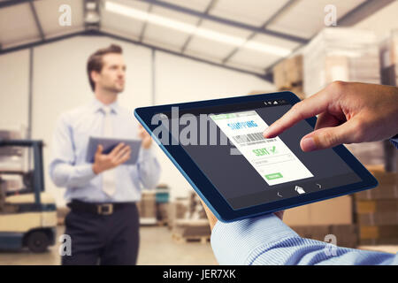 Zusammengesetztes Bild des Mannes mit TabletPC Stockfoto