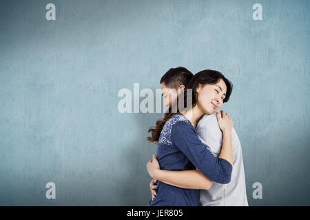 Zusammengesetztes Bild des glücklichen Paares umarmen Stockfoto