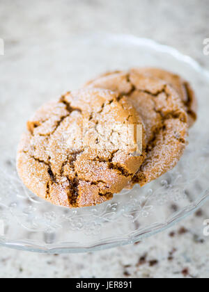 Frisch gebackene weiche Ingwer Cookies (Gingersnap Plätzchen, Gingersnaps, Ingwer Kekse). Stockfoto