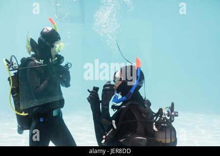 Mann einen Heiratsantrag in Scuba gear Stockfoto