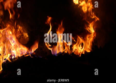 Feuer mit Flammen durch die unschuldige Luft fliegen. Die Flammen nagen an das Holz während des Brennens wuchert eine gemütliche Settle Wärme abgibt. Stockfoto