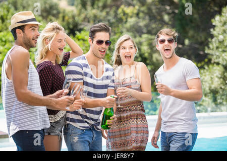 Gruppe von Freunden eine Flasche Champagne knallend Stockfoto