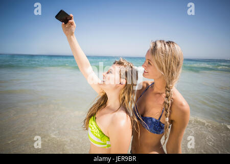 Zwei Freunde im Bikini unter einem selfie Stockfoto