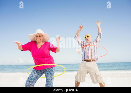 Senior paar tun Hula-Hoop Stockfoto