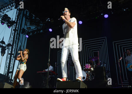 Noelle Scaggs Michael Fitzpatrick musical Fitz Wutanfälle führt auf der Bühne während Arroyo Seco Wochenende Juni 25,2017 Brookside Golf Kurs in Pasadena, Kalifornien. Stockfoto