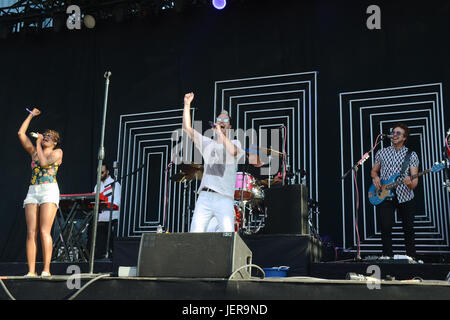 Noelle Scaggs Michael Fitzpatrick musical Fitz Wutanfälle führt auf der Bühne während Arroyo Seco Wochenende Juni 25,2017 Brookside Golf Kurs in Pasadena, Kalifornien. Stockfoto