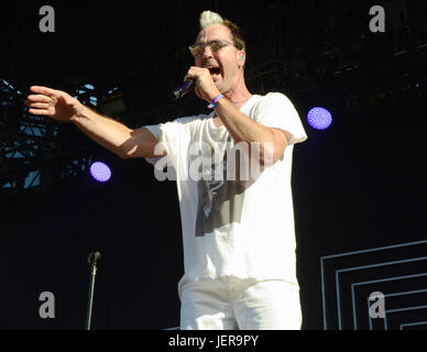 Michael Fitzpatrick musical Fitz Wutanfälle führt auf der Bühne während Arroyo Seco Wochenende Juni 25,2017 Brookside Golf Kurs in Pasadena, Kalifornien. Stockfoto