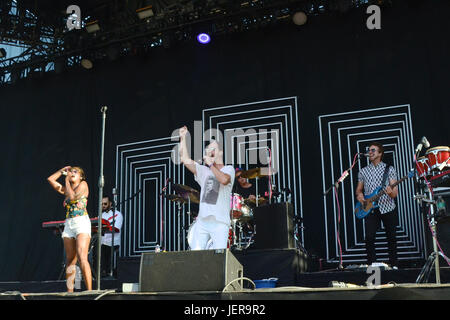 Noelle Scaggs Michael Fitzpatrick musical Fitz Wutanfälle führt auf der Bühne während Arroyo Seco Wochenende Juni 25,2017 Brookside Golf Kurs in Pasadena, Kalifornien. Stockfoto