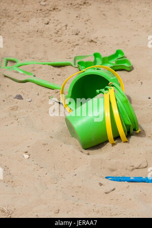 Kinder-Spielzeug im Sandkasten Spielplatz Stockfoto