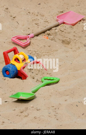 Kinder-Spielzeug im Sandkasten Spielplatz Stockfoto