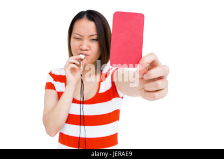 Junge Frau Pfeifen und zeigen die rote Karte Stockfoto