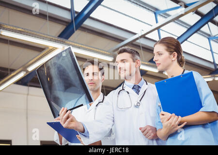 Konzentrierte Ärzte untersuchen Röntgen Stockfoto