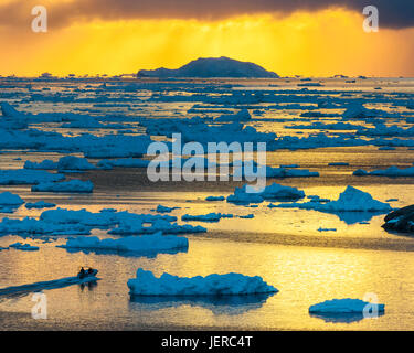 Eisberge bei Sonnenuntergang Stockfoto