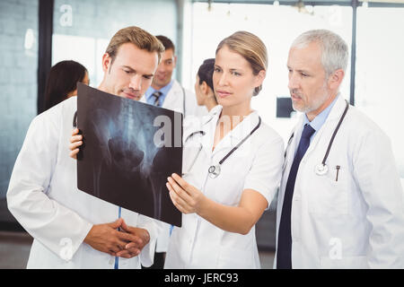 Ärzteteam untersucht einen X-Bericht Stockfoto