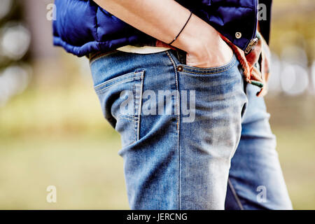 Mann in Jeans, Mittelteil Stockfoto