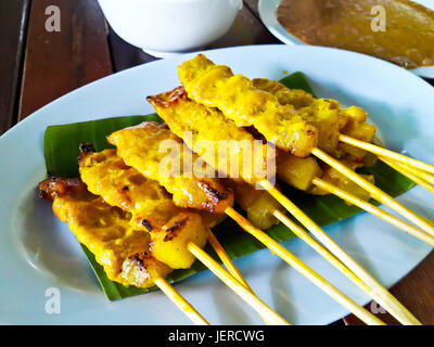 Gegrilltes Schweinefleisch Satay mit Erdnuss-Sauce und Toast, thailändisches Essen Stockfoto