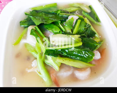 Thai-Gerichte genannt "Rad Na", breite Reis Nudeln Meeresfrüchte in Soße, chinesisches Essen Stockfoto